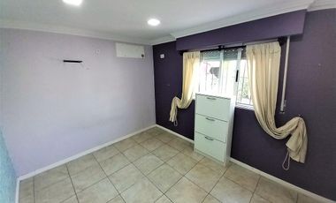 Venta Casa con local, tres dormitorios, parrilla. Molina 2400