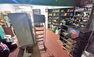 Venta Casa con local, tres dormitorios, parrilla. Molina 2400