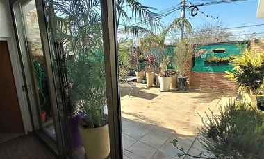 Venta Casa con local, tres dormitorios, parrilla. Molina 2400