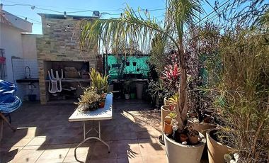 Venta Casa con local, tres dormitorios, parrilla. Molina 2400