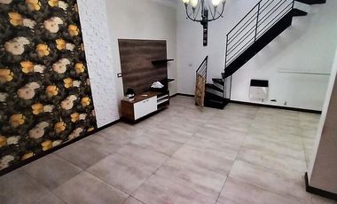 Venta Casa con local, tres dormitorios, parrilla. Molina 2400