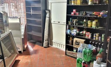 Venta Casa con local, tres dormitorios, parrilla. Molina 2400