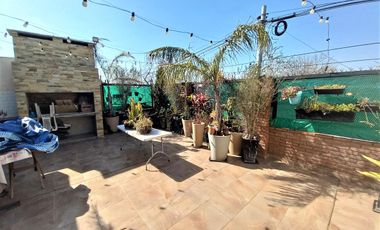 Venta Casa con local, tres dormitorios, parrilla. Molina 2400