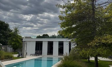 Venta. Casa moderna. 4 dormitorios - Kentucky, Funes