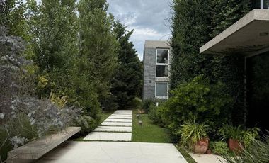 Venta. Casa moderna. 4 dormitorios - Kentucky, Funes