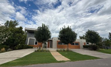 Venta. Casa moderna. 4 dormitorios - Kentucky, Funes