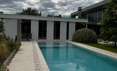 Venta. Casa moderna. 4 dormitorios - Kentucky, Funes