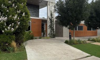 Venta. Casa moderna. 4 dormitorios - Kentucky, Funes
