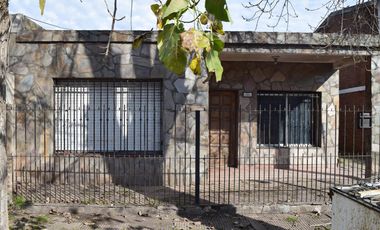 Casa venta Garin 3amb, fondo, jardín, terraza loza, 1 cuadra estación, zona oportunidad!