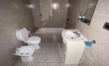 En alquiler casa 2 dormitorios y amplio patio - Cipolletti