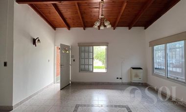 En alquiler casa 2 dormitorios y amplio patio - Cipolletti