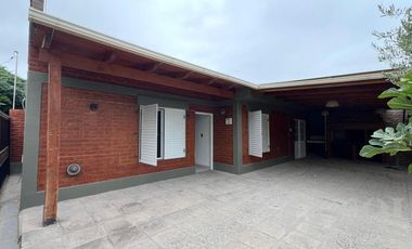 En alquiler casa 2 dormitorios y amplio patio - Cipolletti