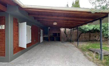 En alquiler casa 2 dormitorios y amplio patio - Cipolletti