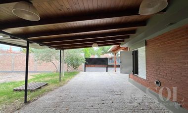 En alquiler casa 2 dormitorios y amplio patio - Cipolletti