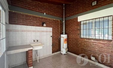 En alquiler casa 2 dormitorios y amplio patio - Cipolletti