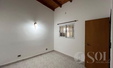 En alquiler casa 2 dormitorios y amplio patio - Cipolletti