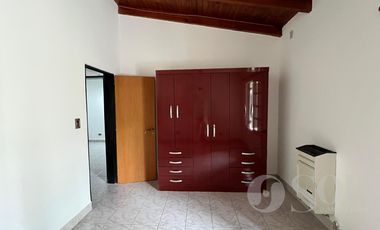 En alquiler casa 2 dormitorios y amplio patio - Cipolletti