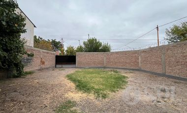 En alquiler casa 2 dormitorios y amplio patio - Cipolletti