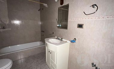 En alquiler casa 2 dormitorios y amplio patio - Cipolletti