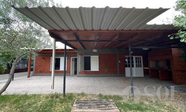 En alquiler casa 2 dormitorios y amplio patio - Cipolletti