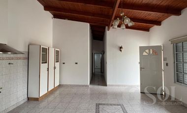 En alquiler casa 2 dormitorios y amplio patio - Cipolletti