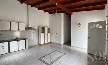 En alquiler casa 2 dormitorios y amplio patio - Cipolletti