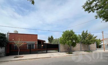 En alquiler casa 2 dormitorios y amplio patio - Cipolletti