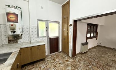 Casa tipo Ph en Venta de 4 ambientes. Con patio, lavadero y cochera. Centro Zárate