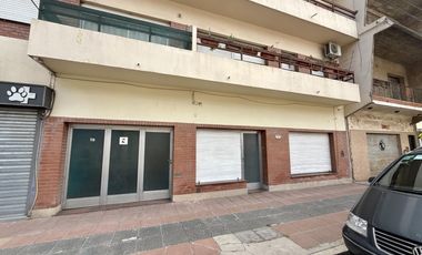 Casa tipo Ph en Venta de 4 ambientes. Con patio, lavadero y cochera. Centro Zárate