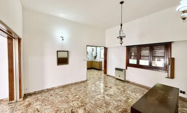 Casa tipo Ph en Venta de 4 ambientes. Con patio, lavadero y cochera. Centro Zárate