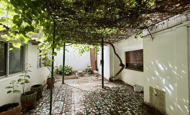 Casa tipo Ph en Venta de 4 ambientes. Con patio, lavadero y cochera. Centro Zárate