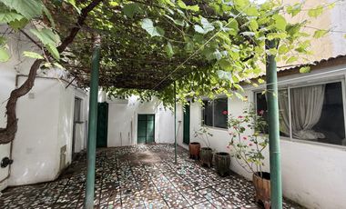 Casa tipo Ph en Venta de 4 ambientes. Con patio, lavadero y cochera. Centro Zárate