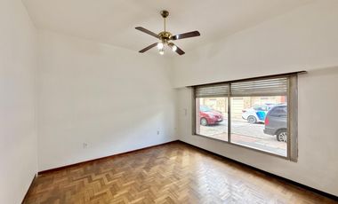Casa tipo Ph en Venta de 4 ambientes. Con patio, lavadero y cochera. Centro Zárate