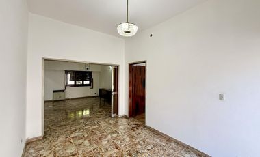 Casa tipo Ph en Venta de 4 ambientes. Con patio, lavadero y cochera. Centro Zárate