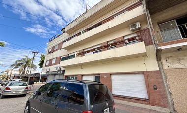 Casa tipo Ph en Venta de 4 ambientes. Con patio, lavadero y cochera. Centro Zárate