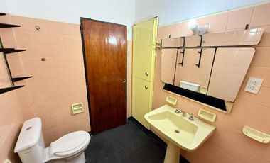 Casa tipo Ph en Venta de 4 ambientes. Con patio, lavadero y cochera. Centro Zárate