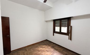 Casa tipo Ph en Venta de 4 ambientes. Con patio, lavadero y cochera. Centro Zárate