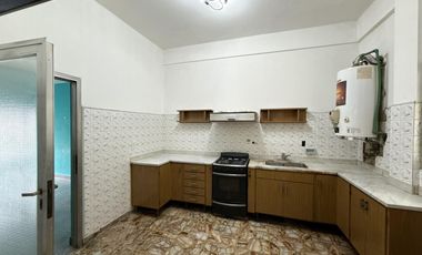 Casa tipo Ph en Venta de 4 ambientes. Con patio, lavadero y cochera. Centro Zárate