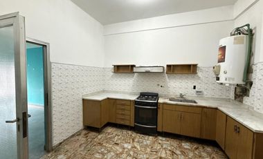 Casa tipo Ph en Venta de 4 ambientes. Con patio, lavadero y cochera. Centro Zárate