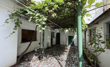 Casa tipo Ph en Venta de 4 ambientes. Con patio, lavadero y cochera. Centro Zárate