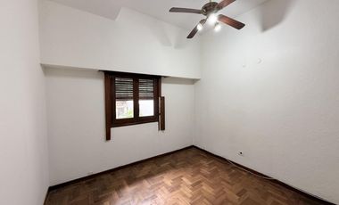 Casa tipo Ph en Venta de 4 ambientes. Con patio, lavadero y cochera. Centro Zárate