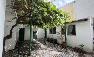 Casa tipo Ph en Venta de 4 ambientes. Con patio, lavadero y cochera. Centro Zárate