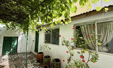 Casa tipo Ph en Venta de 4 ambientes. Con patio, lavadero y cochera. Centro Zárate