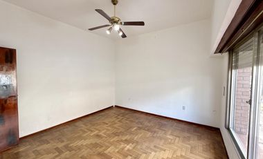 Casa tipo Ph en Venta de 4 ambientes. Con patio, lavadero y cochera. Centro Zárate