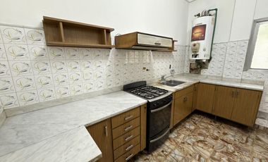 Casa tipo Ph en Venta de 4 ambientes. Con patio, lavadero y cochera. Centro Zárate