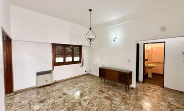 Casa tipo Ph en Venta de 4 ambientes. Con patio, lavadero y cochera. Centro Zárate