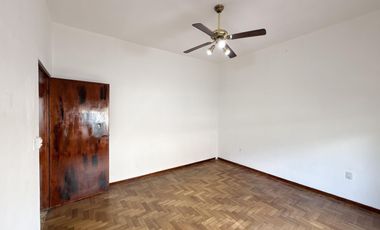 Casa tipo Ph en Venta de 4 ambientes. Con patio, lavadero y cochera. Centro Zárate