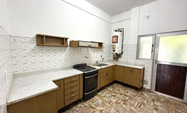 Casa tipo Ph en Venta de 4 ambientes. Con patio, lavadero y cochera. Centro Zárate