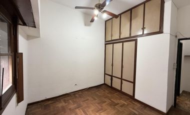 Casa tipo Ph en Venta de 4 ambientes. Con patio, lavadero y cochera. Centro Zárate