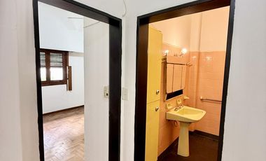 Casa tipo Ph en Venta de 4 ambientes. Con patio, lavadero y cochera. Centro Zárate
